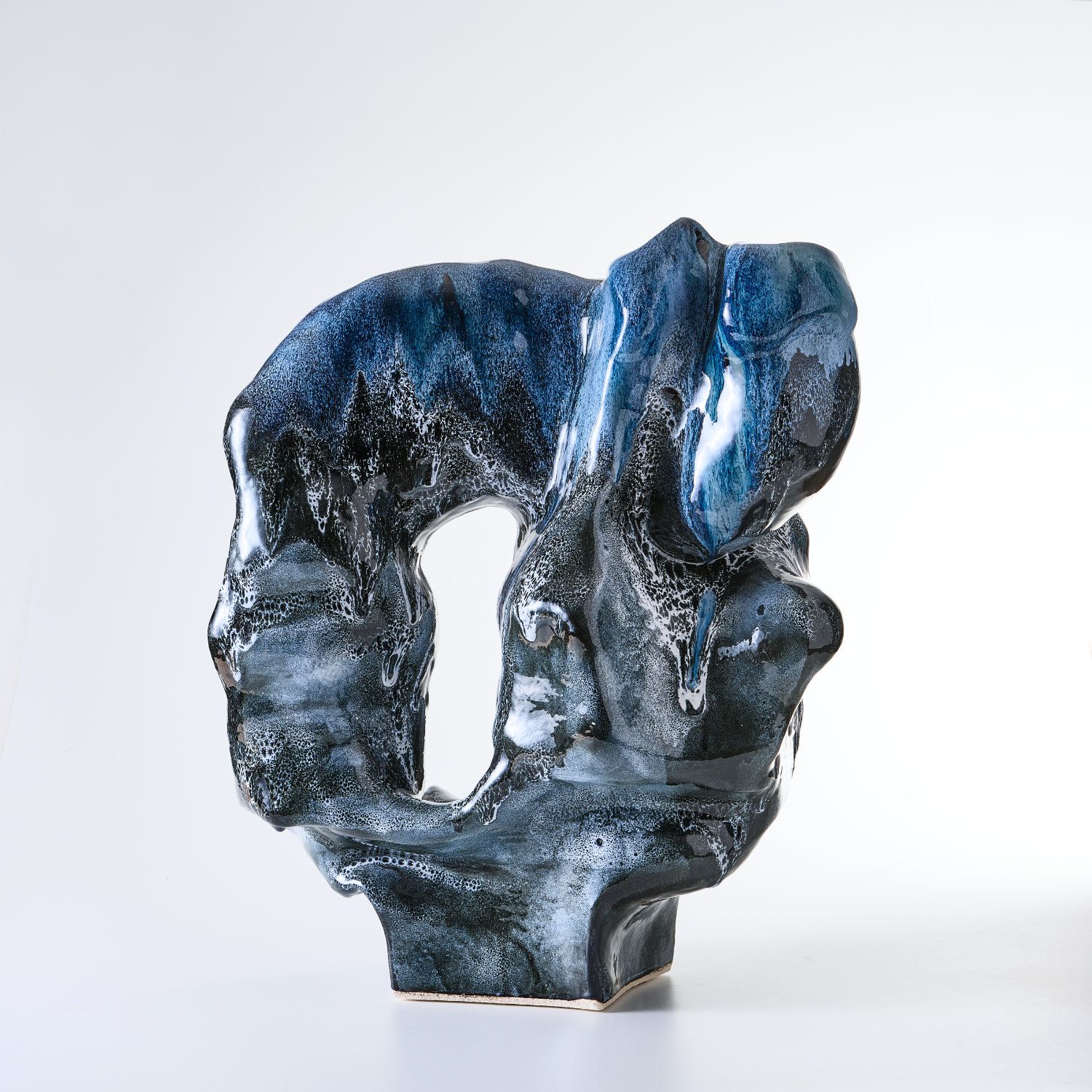 Cancer, 2023, Stoneware and glaze, 70 x 72 x 38 cm, Installation view from Jeg findes på en hede, et sted som ingen ser